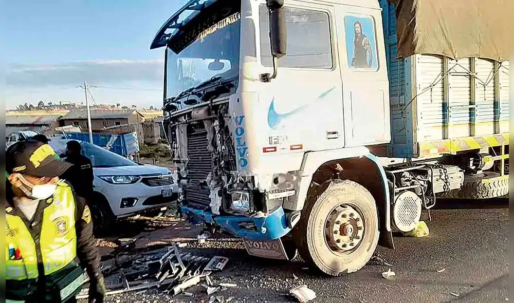 En segundos. Según testigos unidad siniestrada viajaba a excesiva velocidad. Todos perdieron la vida en el acto. Foto: PNP