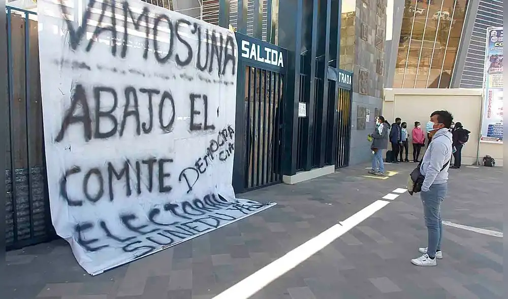 Protesta. Estudiantes y trabajadores administrativos tomaron local de UNA en Puno. Foto: Juan Carlos Cisneros/ La República