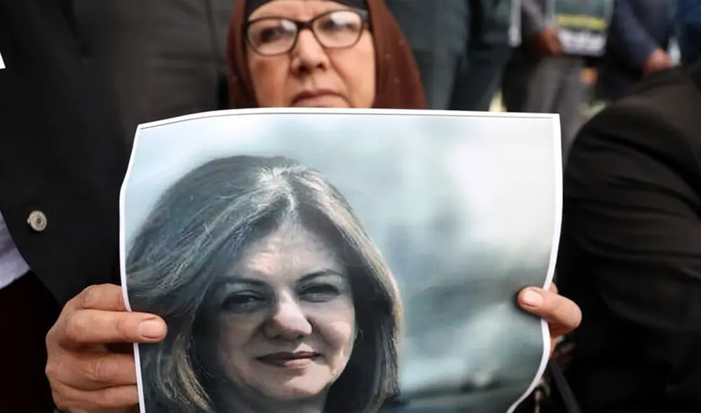 Una mujer palestina sostiene una imagen de la periodista de Al Jazeera asesinada, Shireen Abu Akleh. Foto: Abed Al Hashlamoun / EFE Una mujer palestina sostiene una imagen de la periodista de Al Jazeera asesinada, Shireen Abu Akleh. Foto: Abed Al Hashlamoun / EFE