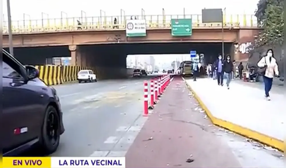 Buses y taxis pasan por el carril de ciclistas. Foto: captura de Latina