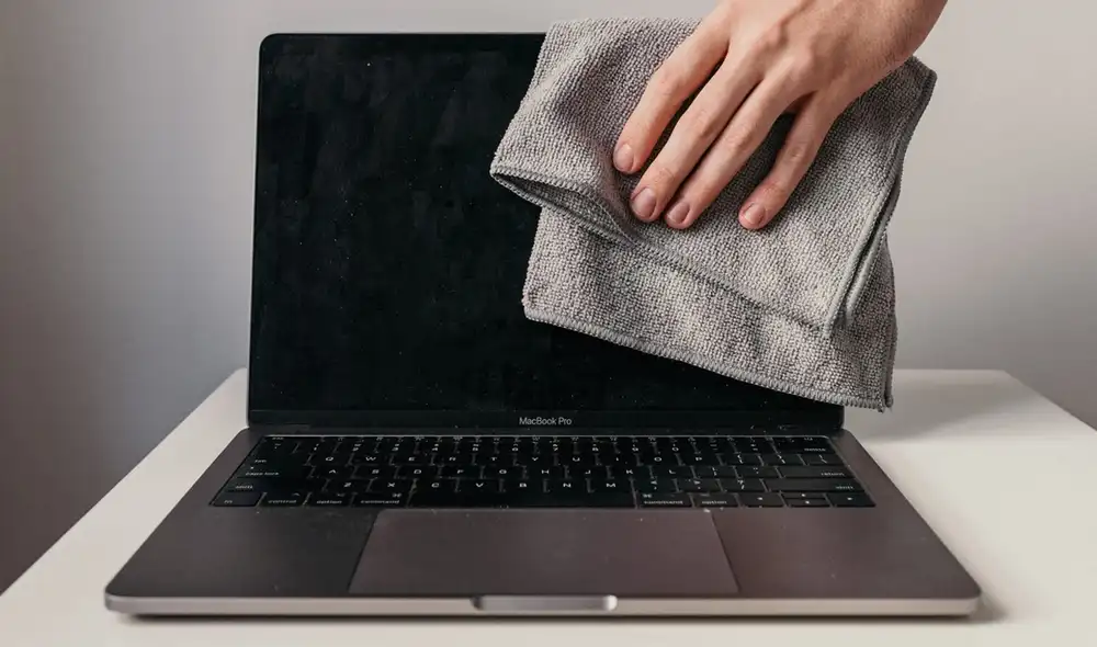 Las pantallas de las laptops necesitan limpiarse con delicadeza y productos especiales para evitar su deterioro. Foto: Jvs informática