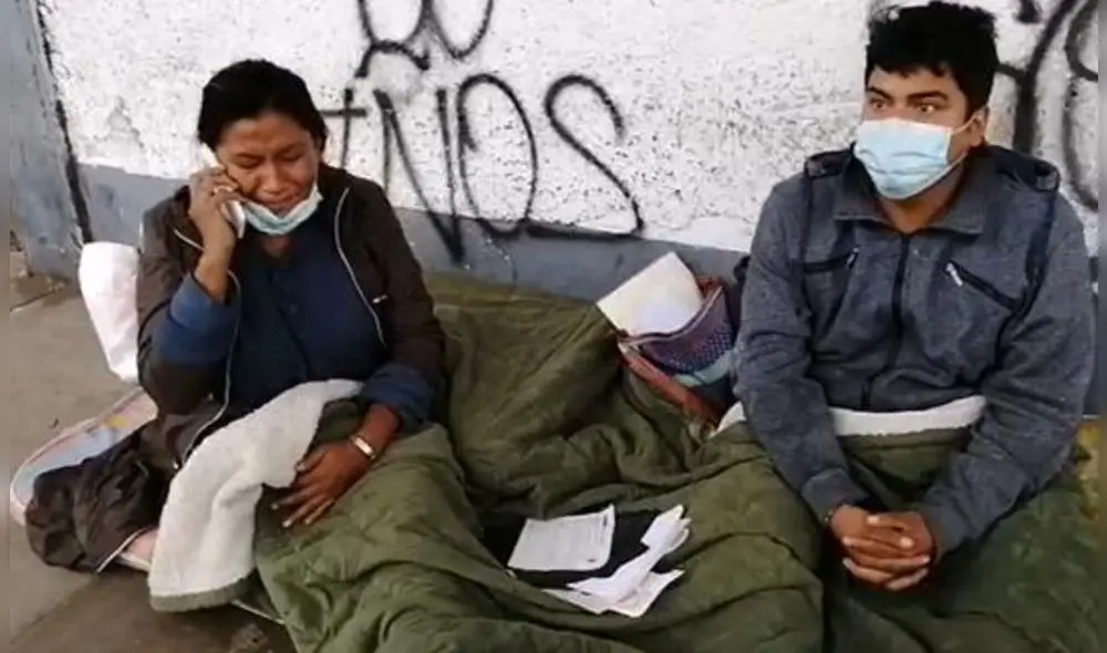 La pareja junto a su menor de 6 años pasaron la noche afuera del depósito. (Foto:captura/RPP TV) La pareja junto a su menor de 6 años pasaron la noche afuera del depósito. (Foto:captura/RPP TV)
