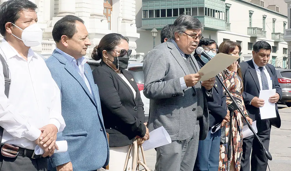 Tercera facción. Los congresistas del magisterio ayer explicaron por qué se fueron de Perú Libre, partido que cada ya perdió 15 congresistas. Foto: Congreso