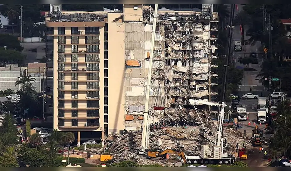 El edificio Champlain Towers South, de 12 pisos, se derrumbó en la madrugada del 24 de junio frente al mar en Surfside, al norte de Miami. Foto: REUTERS