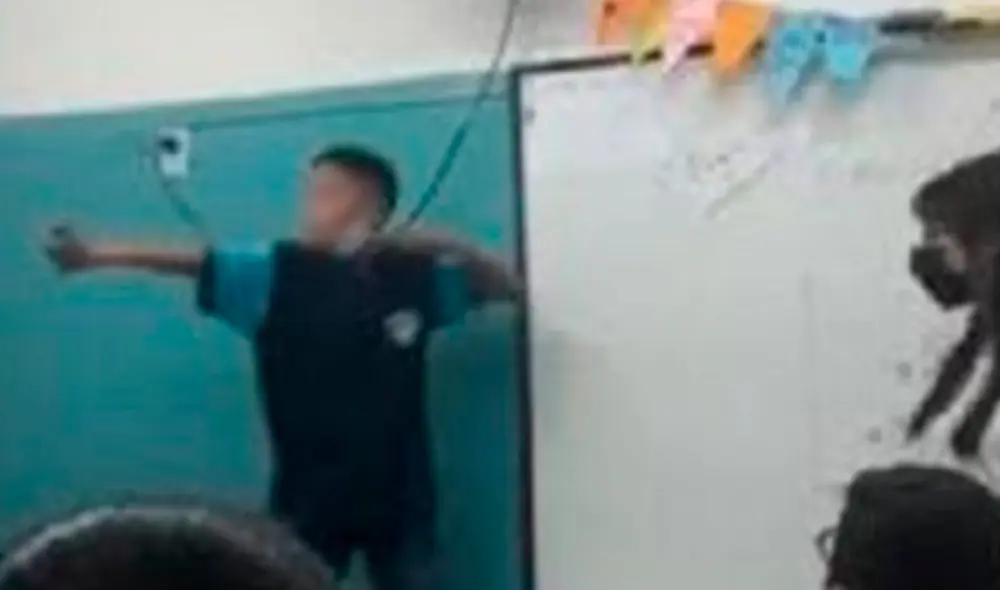 Ambos estudiantes tuvieron que ser separados por las profesoras del centro educativo. Foto: TN Argentina