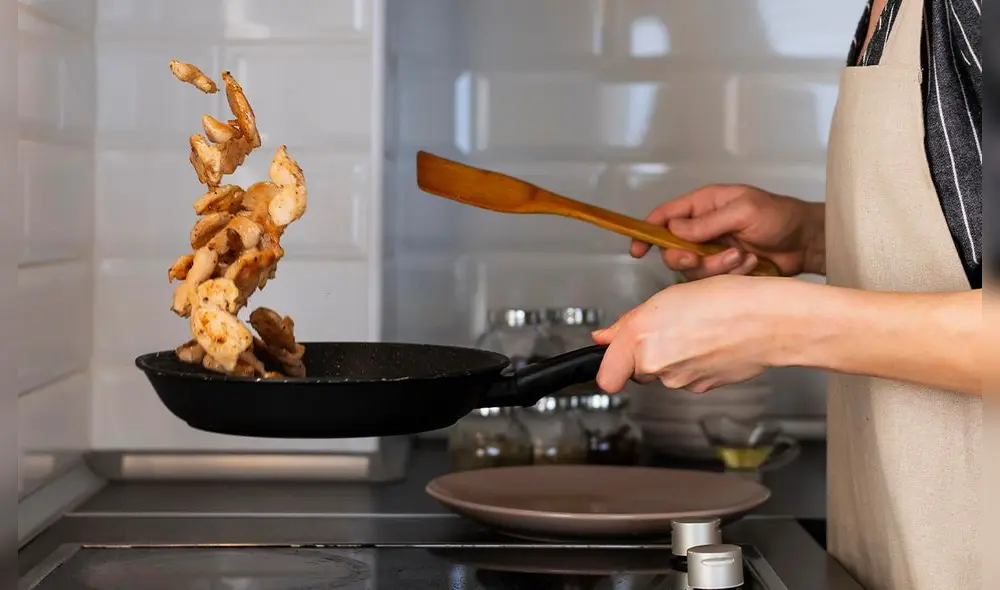 El cuidado correcto de los instrumentos de cocina que tengan teflón, ayudará a que nuestros alimentos no se peguen. Foto: Senivpetro.