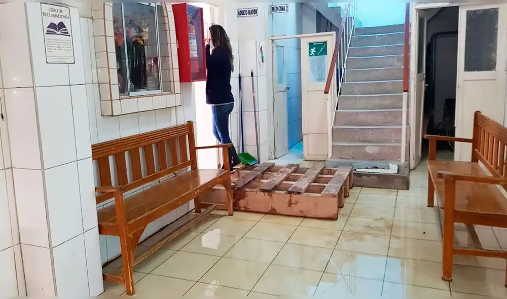 Agua de desagüe ha alcanzado varios ambientes del establecimiento de salud. Foto: La República