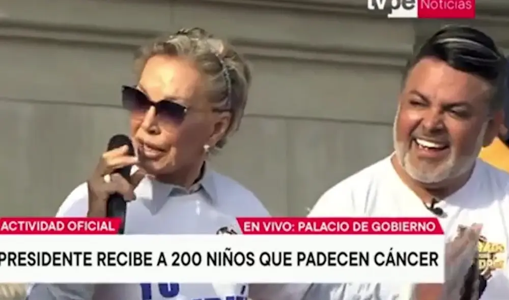 Cecilia Bracamonte entona "Color esperanza" al presidente Pedro Castillo. Foto: TV Perú