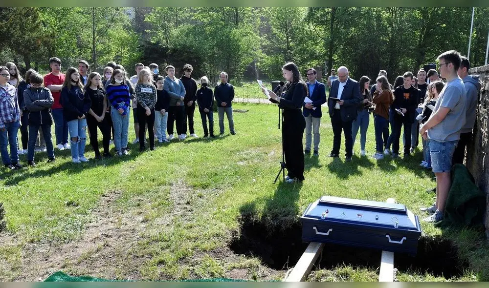 Los estudiantes de Johannes-Sturmius-Gymnasium colaboraron para poner los restos óseos en un pequeño ataúd. Foto: AP Los estudiantes de Johannes-Sturmius-Gymnasium colaboraron para poner los restos óseos en un pequeño ataúd. Foto: AP