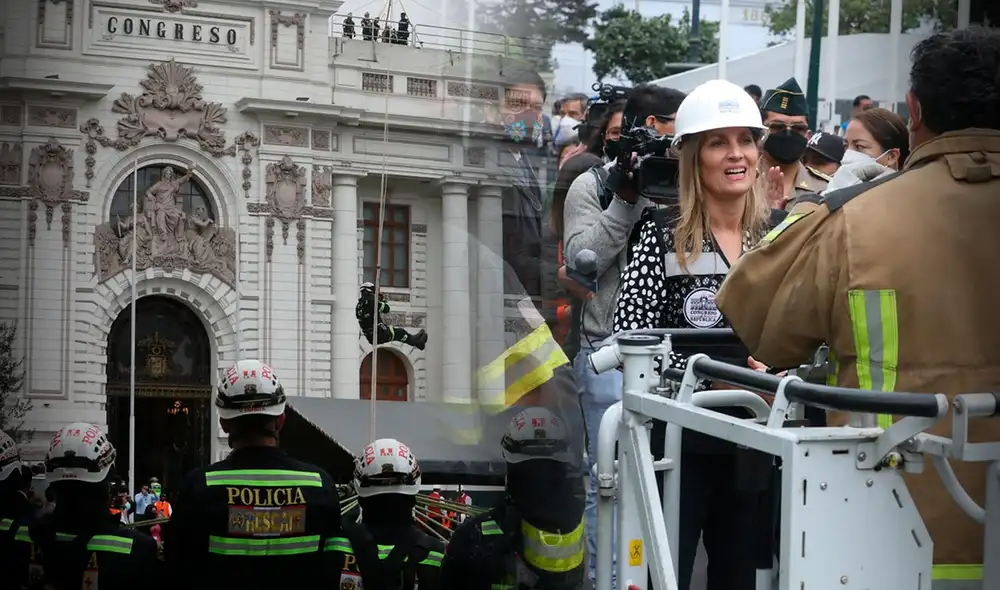 Congresistas se instalaron en las zonas seguras del parque Simón Bolívar. Foto: composición/ Fabrizio Oviedo. Congresistas se instalaron en las zonas seguras del parque Simón Bolívar. Foto: composición/ Fabrizio Oviedo.