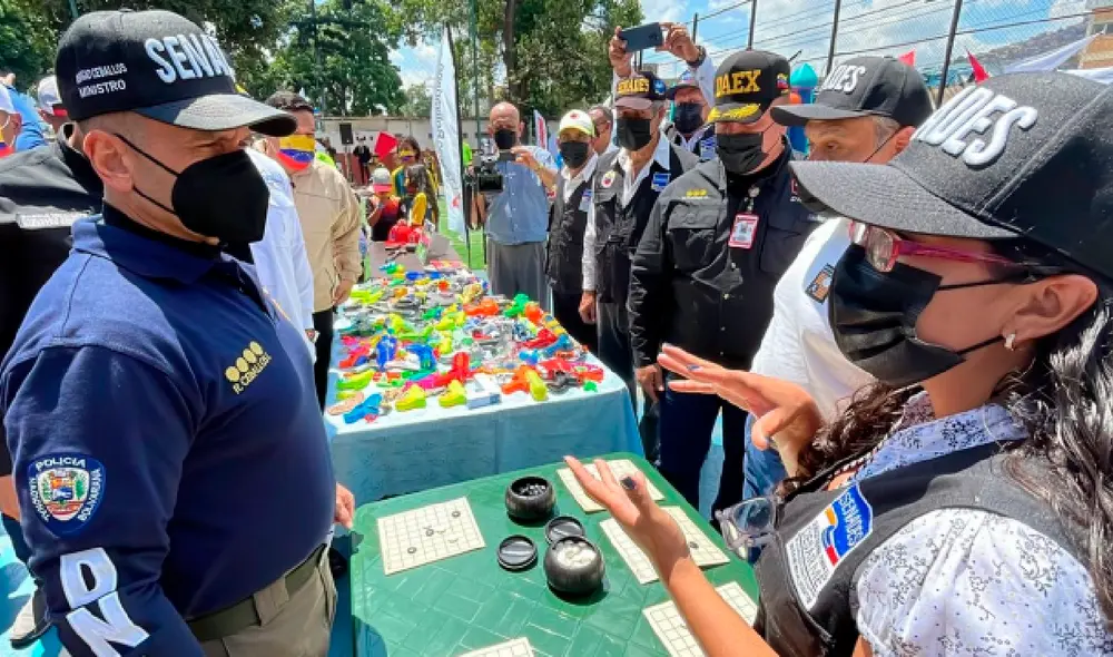 El ministro de Interior y Justicia de Venezuela, Remigio Ceballos, lideró un operativo a armas de juguete en un barrio de Caracas. Foto: La Patilla El ministro de Interior y Justicia de Venezuela, Remigio Ceballos, lideró un operativo a armas de juguete en un barrio de Caracas. Foto: La Patilla