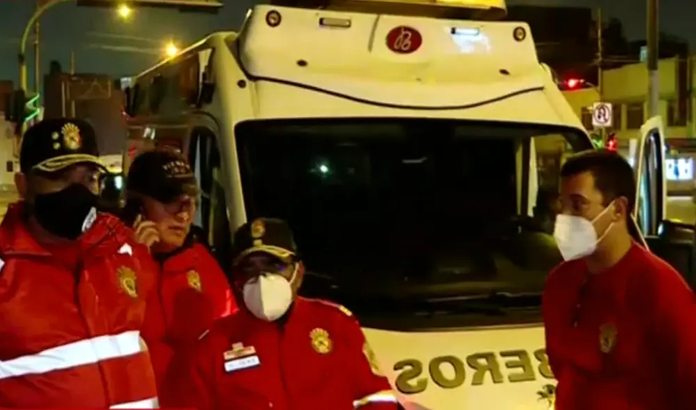 La ambulancia donde la anciana era movilizada sufrió un desperfecto técnico durante el trayecto al hospital. Foto: captura Panamericana TV La ambulancia donde la anciana era movilizada sufrió un desperfecto técnico durante el trayecto al hospital. Foto: captura Panamericana TV