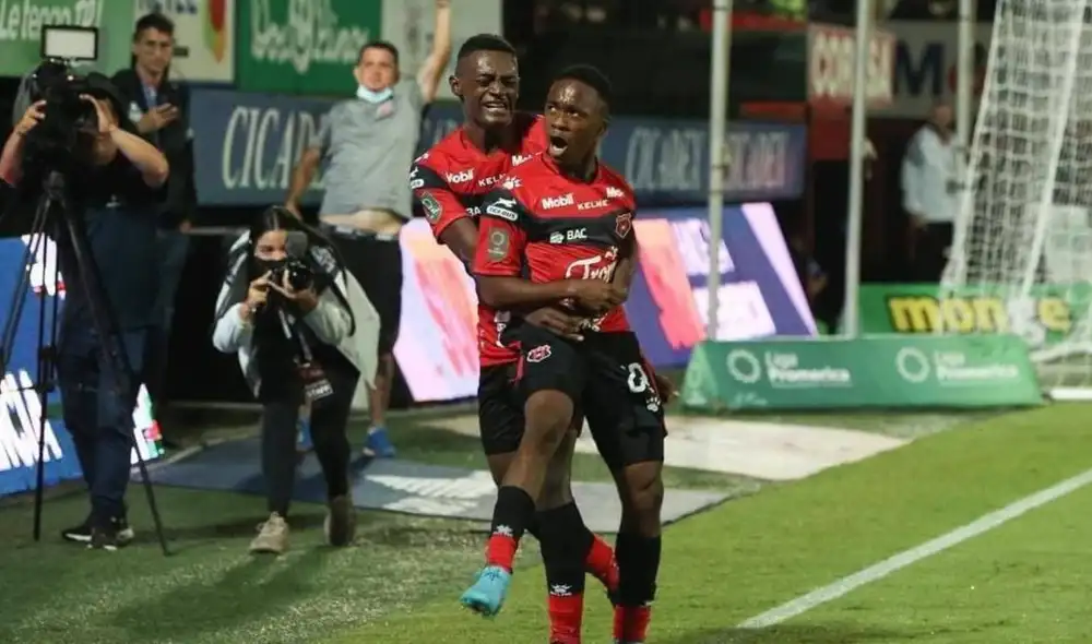 El juvenil de 19 años le dio la victoria a la Liga. Foto: Alajuelense El juvenil de 19 años le dio la victoria a la Liga. Foto: Alajuelense