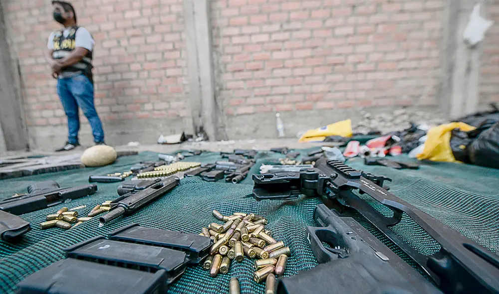 Decomiso. La droga y las armas fueron halladas bajo tierra. Foto: Andina Decomiso. La droga y las armas fueron halladas bajo tierra. Foto: Andina