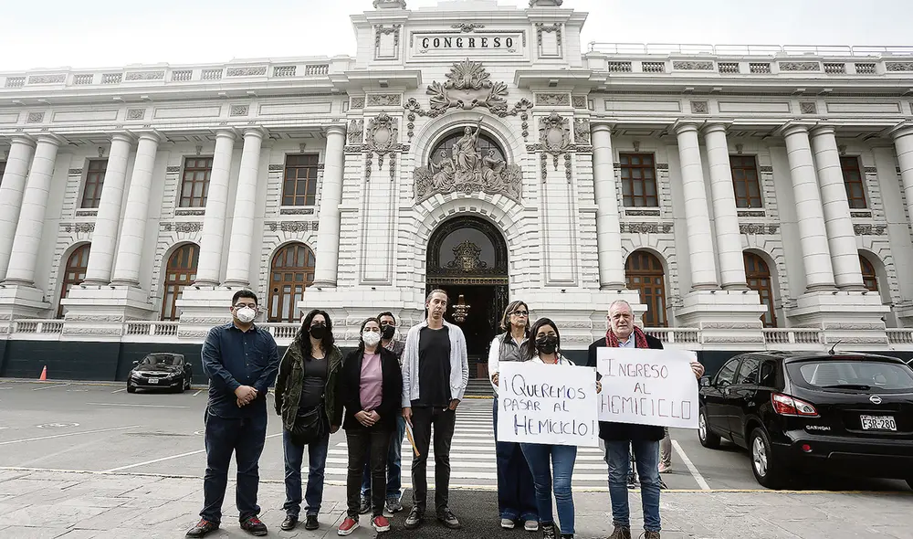 Protesta. No existe ninguna razón para que el Parlamento no deje ingresar a los periodistas a la sede del Poder Legislativo. Foto: Marco Cotrina/La República Protesta. No existe ninguna razón para que el Parlamento no deje ingresar a los periodistas a la sede del Poder Legislativo. Foto: Marco Cotrina/La República