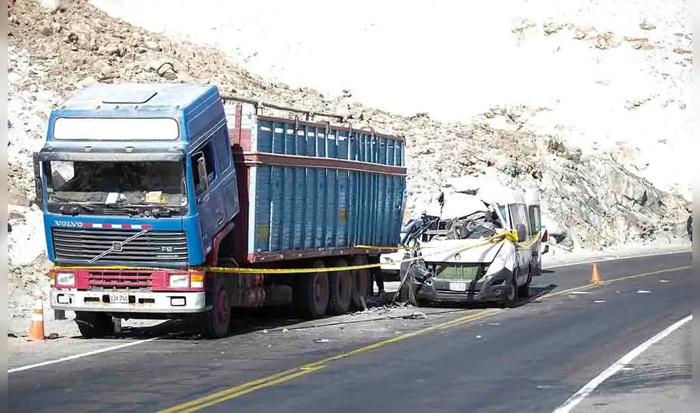 Frontal. Camión estacionado  fue impactado por miniván. Foto: Rodrigo Talavera/ La República