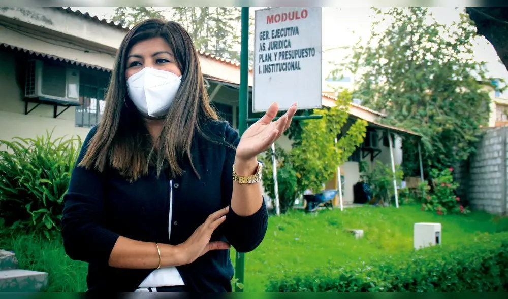 Con todo. Gobernadora Kimmerlee Gutiérrez no acepta que se cuestione a sus asesores y asistentes. Foto: La República Con todo. Gobernadora Kimmerlee Gutiérrez no acepta que se cuestione a sus asesores y asistentes. Foto: La República