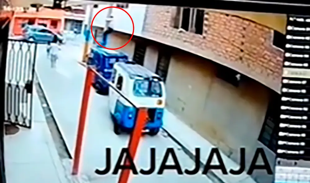 El ciudadano sorprendió a los usuarios con su peculiar forma de salir de casa. Foto: captura de TikTok El ciudadano sorprendió a los usuarios con su peculiar forma de salir de casa. Foto: captura de TikTok