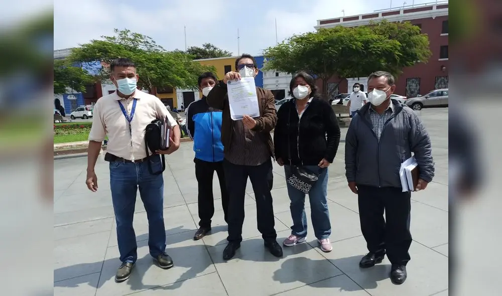 Directiva de trabajadores llegó a la plaza de Armas a protestar. Foto: La República