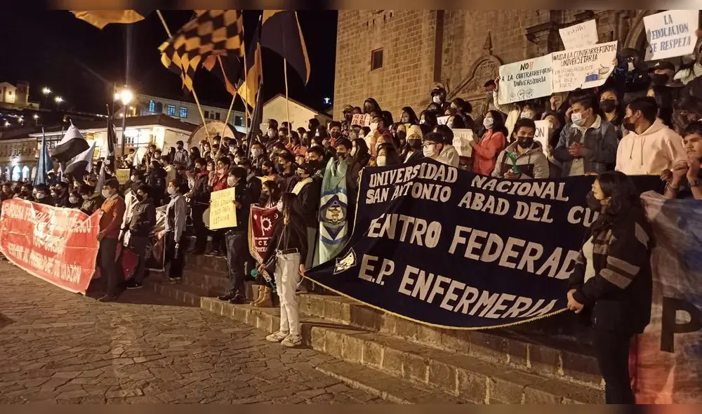 Jóvenes cusqueños tomaron las calles para exigir la derogatoria de la contrarreforma universitaria. Foto: Alexander Flores/URPI