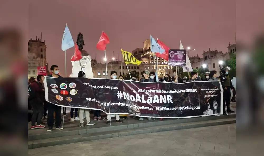 Colectivos universitarios se mostraron en contra del regreso de la Asamblea Nacional de Rectores. Foto: Deysi Portuguez / URPI-LR