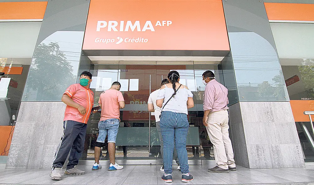 A la espera. Un nuevo retiro de fondos previsionales en manos del presidente Pedro Castillo. Foto: La República