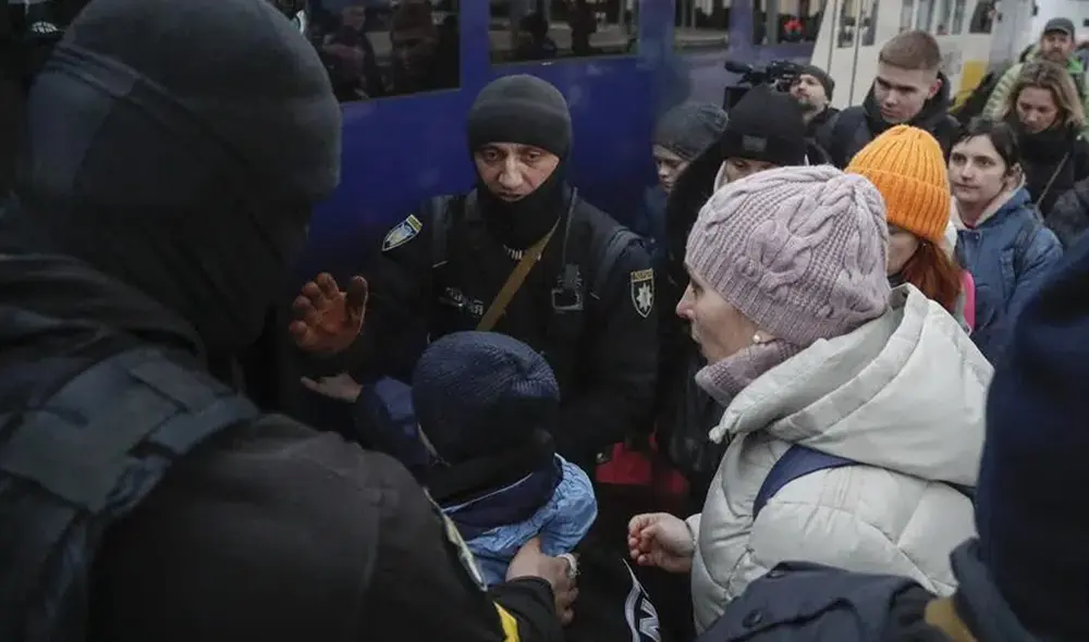 Policías ucranianos organizando una evacuación en la estación principal de trenes de Kiev. Foto: EFE Policías ucranianos organizando una evacuación en la estación principal de trenes de Kiev. Foto: EFE