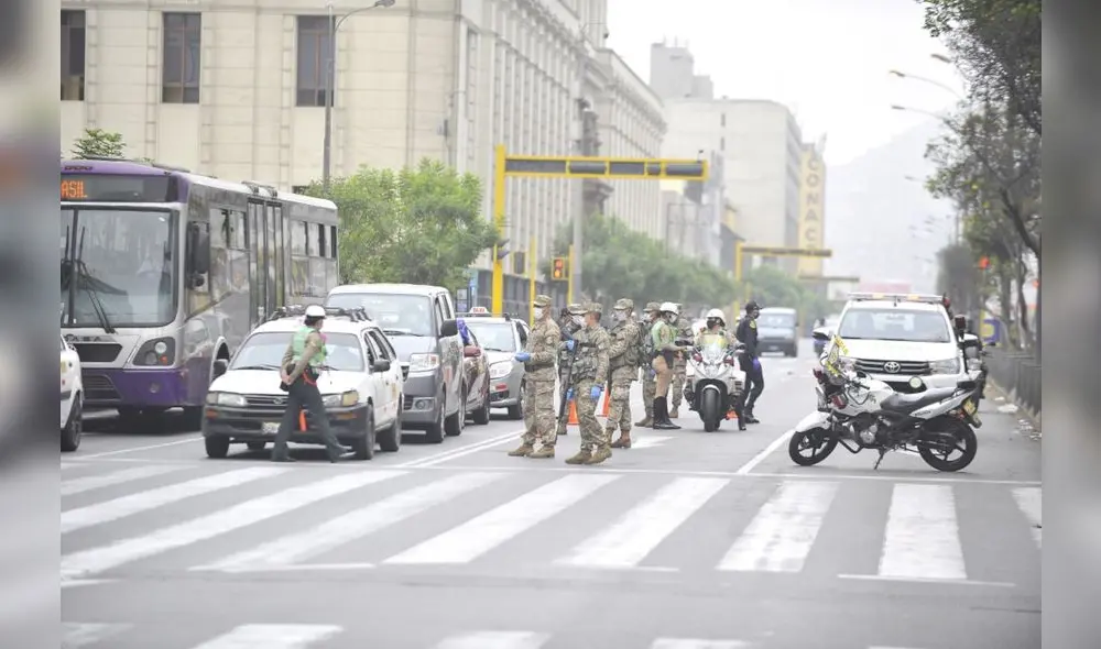 Cruce peatonal en el centro de Lima. Foto: Javier Quispe Arcasi / La República Cruce peatonal en el centro de Lima. Foto: Javier Quispe Arcasi / La República