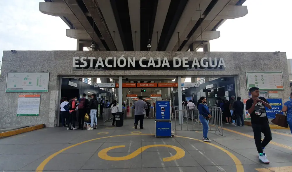 Orientadores están vigilando que pasajeros cumplan con medidas de bioseguridad en estaciones. Foto: Jessica Merino/URPI-LR Orientadores están vigilando que pasajeros cumplan con medidas de bioseguridad en estaciones. Foto: Jessica Merino/URPI-LR