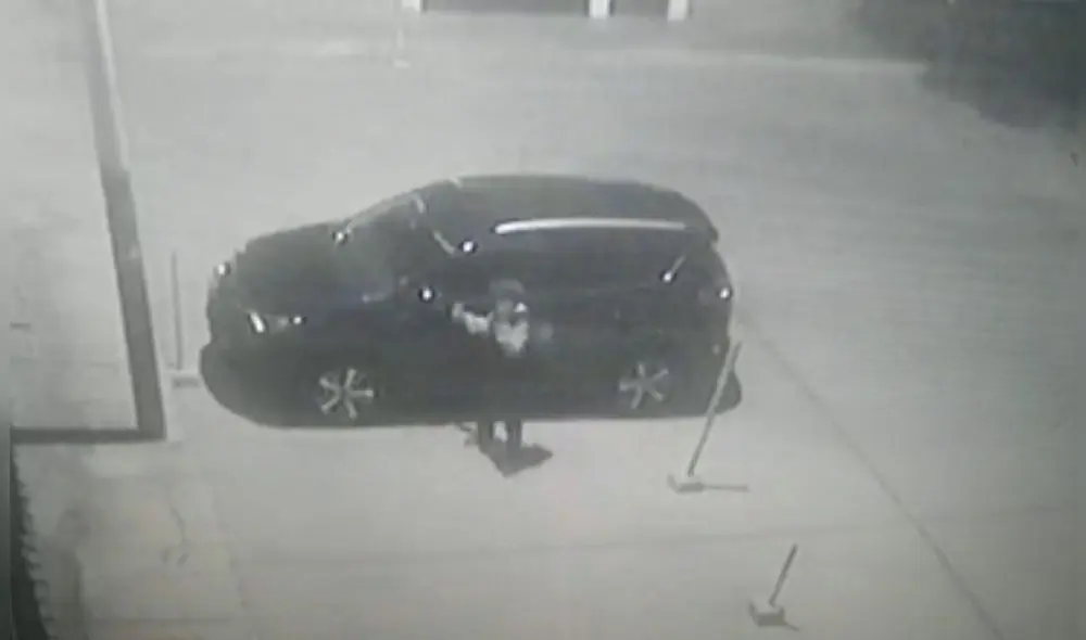 En las imágenes se pudo ver cómo 'El Caserito' intentaba manipular el vehículo. Foto: captura de cámara de video. En las imágenes se pudo ver cómo 'El Caserito' intentaba manipular el vehículo. Foto: captura de cámara de video.