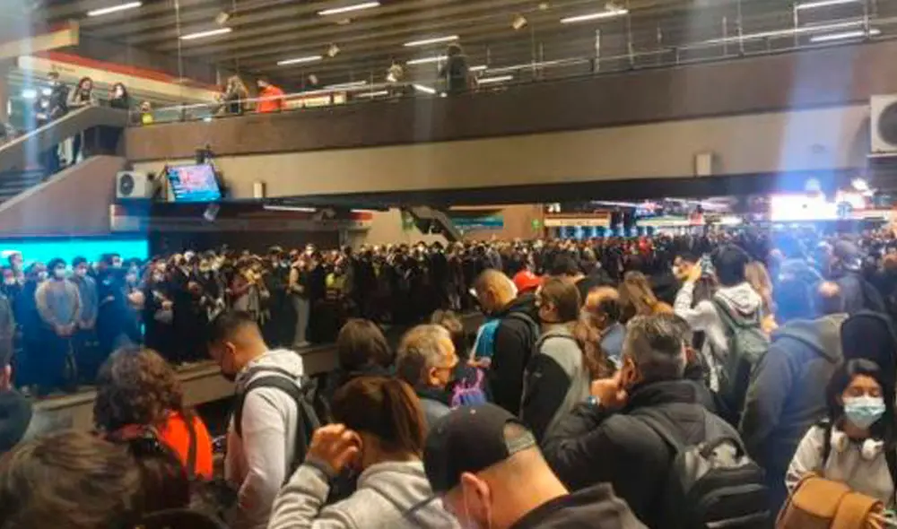 Personal del Cuerpo de Bomberos de Santiago llegó a la estación Unión Latinoamericana y rescataron al sujeto, siendo derivado a un centro asistencial. Foto: BibioChile Personal del Cuerpo de Bomberos de Santiago llegó a la estación Unión Latinoamericana y rescataron al sujeto, siendo derivado a un centro asistencial. Foto: BibioChile