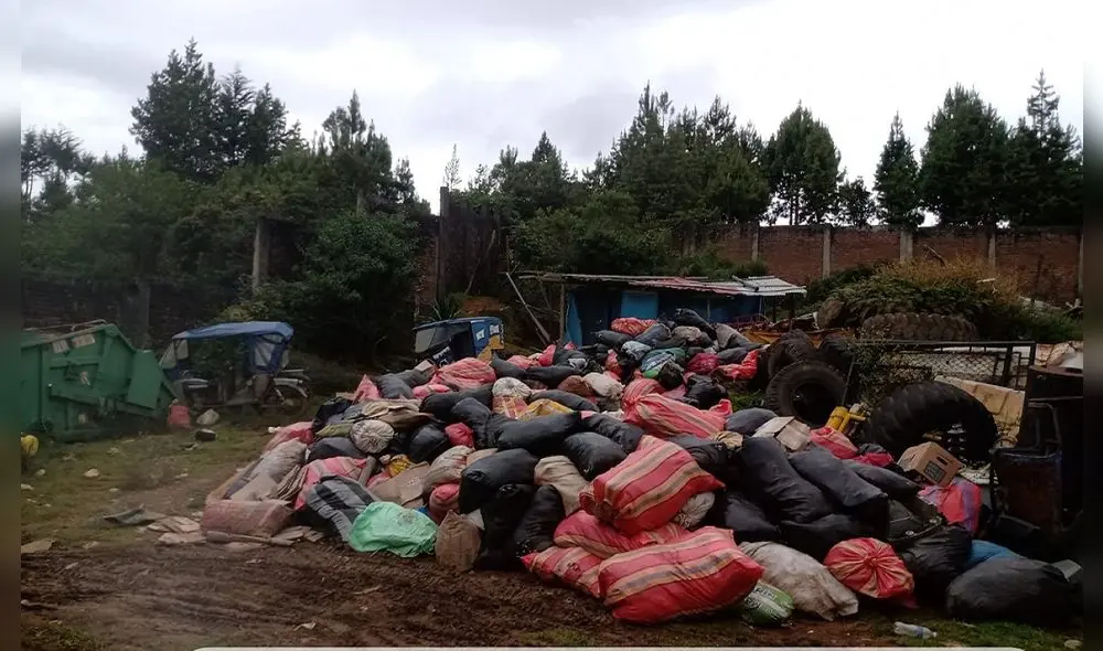 Residuos sólidos son arrojados en estadio municipal. Foto: Facebook. Residuos sólidos son arrojados en estadio municipal. Foto: Facebook.