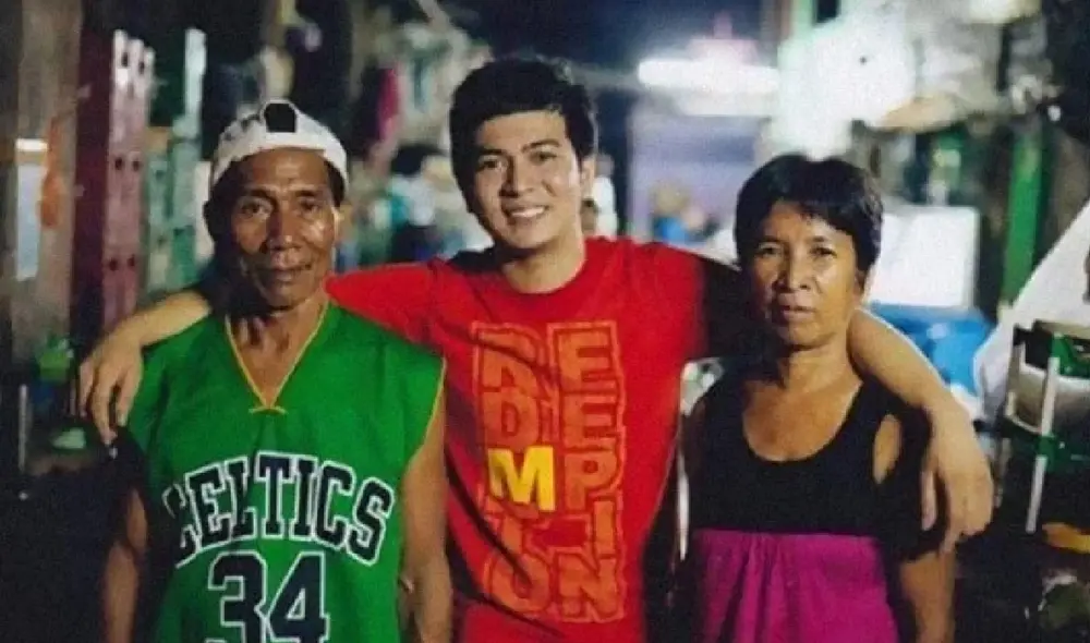 Jayvee Lazaro junto a sus padres adoptivos Tatay y Nanay. Foto: Jayvee Lazaro/Facebook