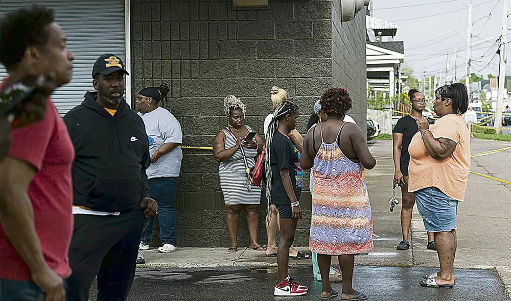Dolor. La comunidad de Búfalo quedó consternada tras el ataque en el supermercado. Foto: EFE
