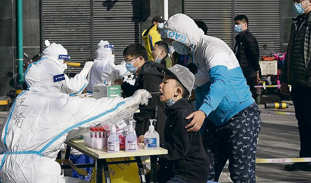 Control. En China han vuelto los encierros y cuarentenas. Foto: EFE Control. En China han vuelto los encierros y cuarentenas. Foto: EFE