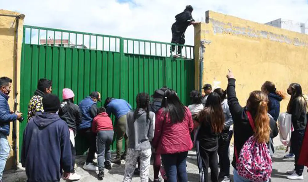 Padres de familia en el exterior de la institución educativa donde se produjo el fatal accidente. Foto: captura de pantalla / TVC Padres de familia en el exterior de la institución educativa donde se produjo el fatal accidente. Foto: captura de pantalla / TVC