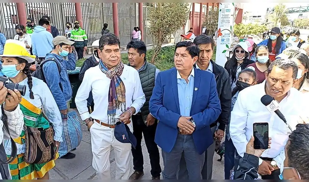 Candidatos se dirigieron a sus correligionarios sin el uso de mascarilla. Foto. URPI/Luis Álvarez