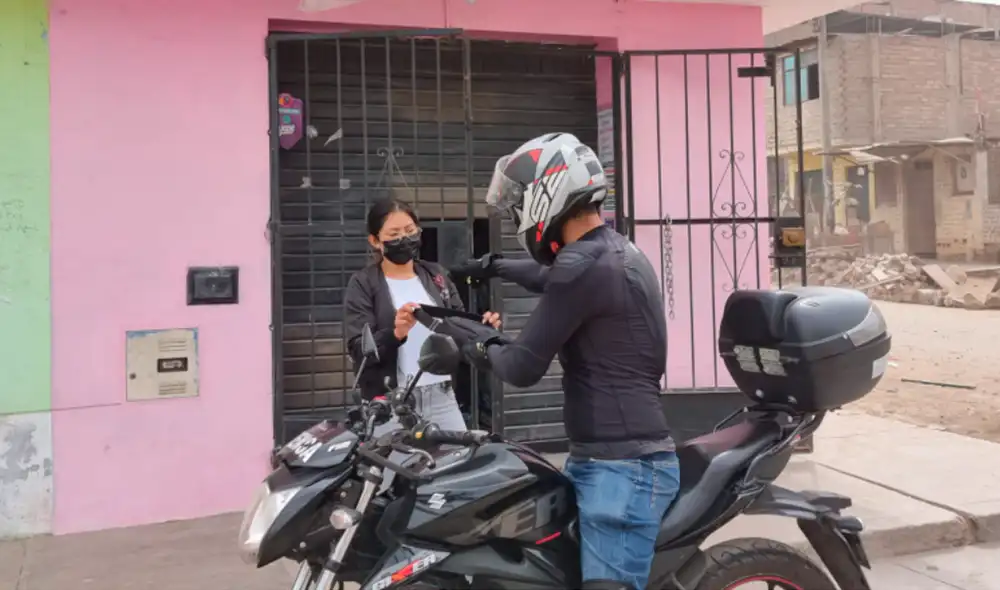 Vecinos de la zona de Pamplona denuncian que los robos y asaltos a establecimientos son constantes y los patrulleros de la PNP no acuden a los llamados. Foto: Urpi / La República Vecinos de la zona de Pamplona denuncian que los robos y asaltos a establecimientos son constantes y los patrulleros de la PNP no acuden a los llamados. Foto: Urpi / La República
