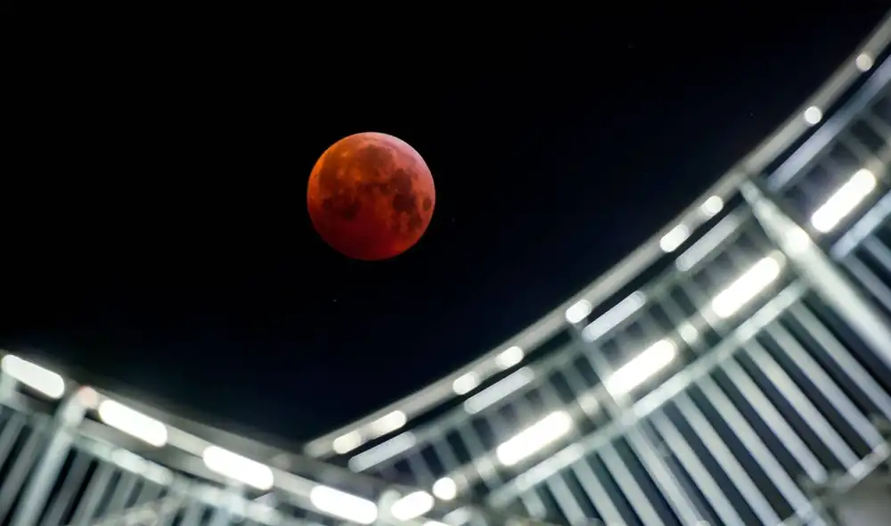 Fotografía de una luna de sangre en la ciudad de Diusburgo, Alemania. Foto: EFE