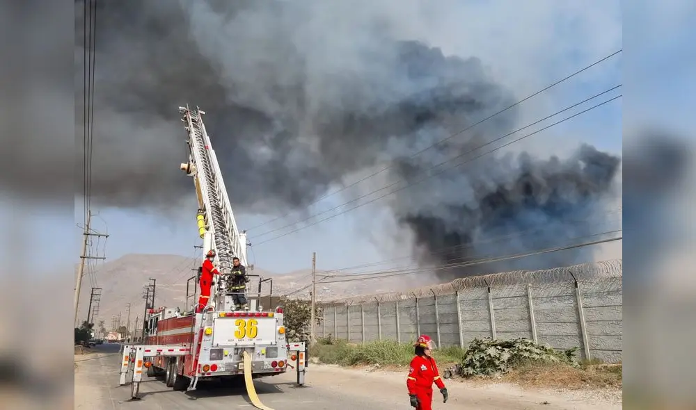 Bomberos se encuentran en el lugar de los hechos. Foto: Maria Pia Ponce / URPI - LR