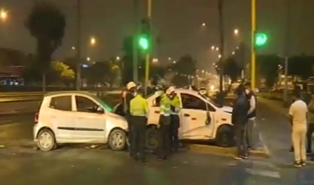 Tras el choque, el chofer de este taxi intentó escapar pero un joven lo capturó. Foto captura Canal N. Tras el choque, el chofer de este taxi intentó escapar pero un joven lo capturó. Foto captura Canal N.