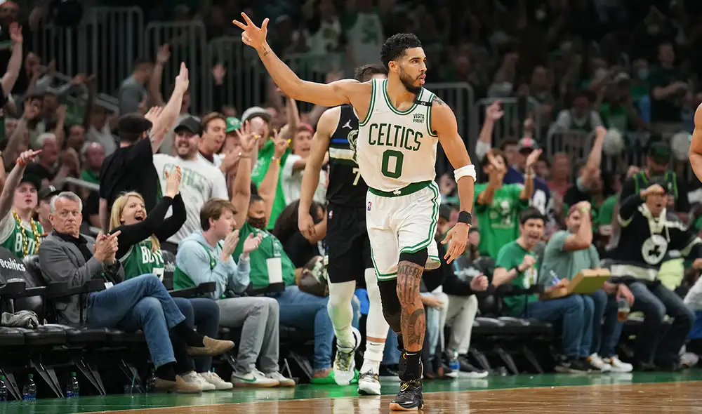 Boston Celtics avanzó a las Finales de la Conferencia Este tras bajarse al vigente campeón de la NBA. Foto: AFP Boston Celtics avanzó a las Finales de la Conferencia Este tras bajarse al vigente campeón de la NBA. Foto: AFP