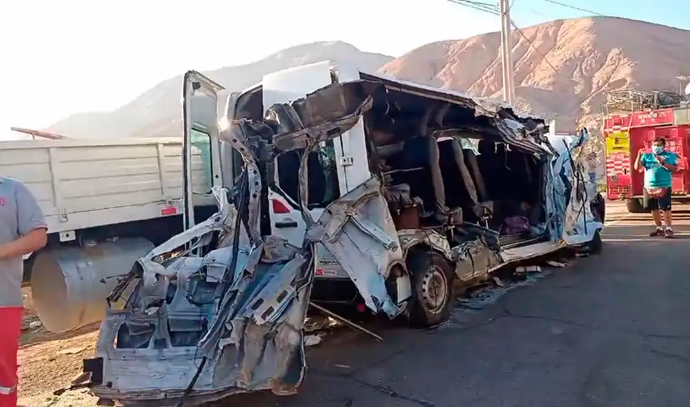 Minivan llevó la peor parte y su lado derecho terminó destrozado. Foto: Captura Moquegua observadora