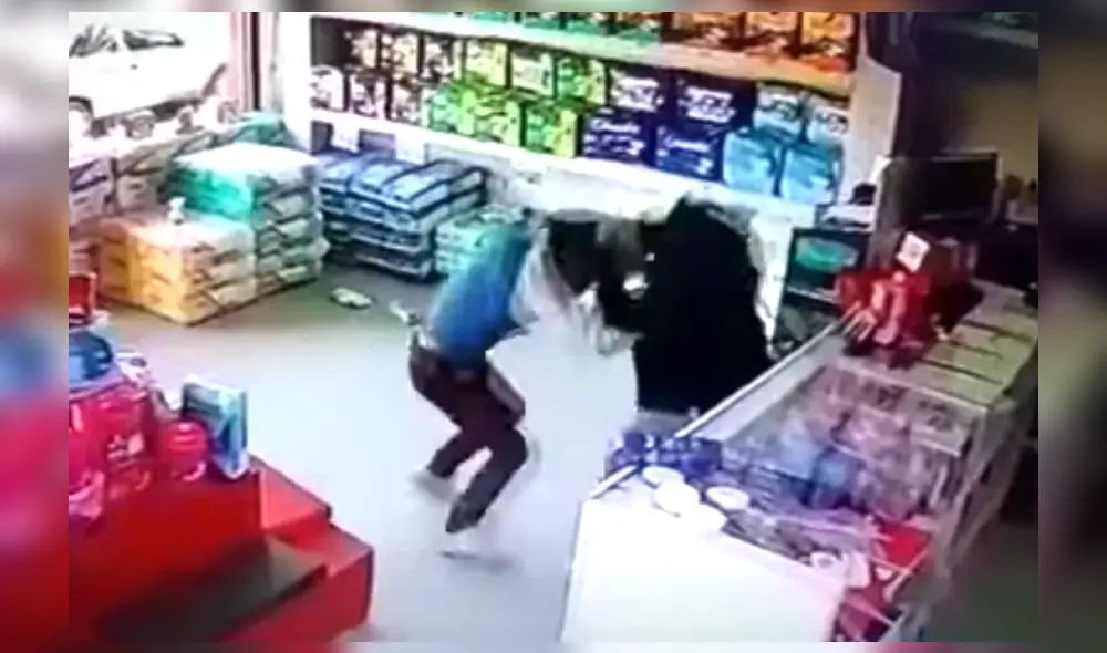 La mujer logró echar fuera de la tienda al ladrón. Foto: Captura vídeo/ La Nación La mujer logró echar fuera de la tienda al ladrón. Foto: Captura vídeo/ La Nación