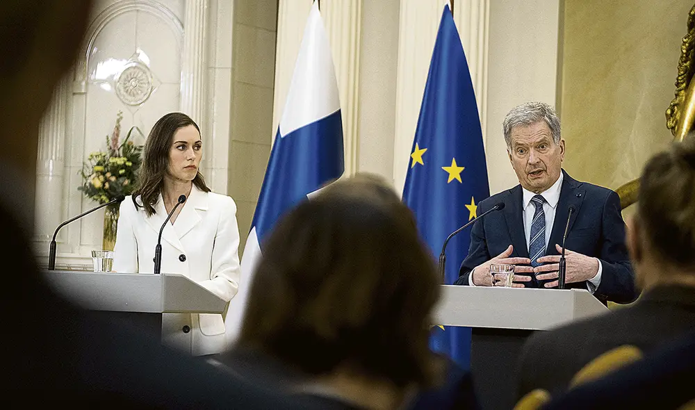 Anuncio. El presidente finlandés, Sauli Niinistö, confirmó la decisión ante la prensa junto a la primera ministra, Sanna Marin. Foto: AFP Anuncio. El presidente finlandés, Sauli Niinistö, confirmó la decisión ante la prensa junto a la primera ministra, Sanna Marin. Foto: AFP
