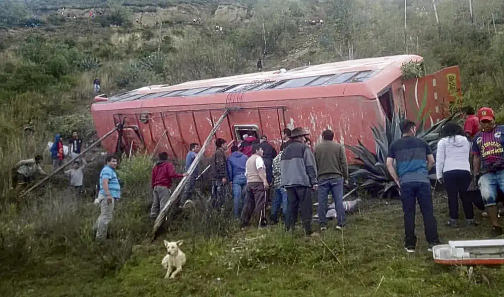 Siniestro. El lamentable accidente ocurrió la tarde del sábado, pero el rescate de las víctimas culminó la madrugada de ayer. Foto: difusión Siniestro. El lamentable accidente ocurrió la tarde del sábado, pero el rescate de las víctimas culminó la madrugada de ayer. Foto: difusión
