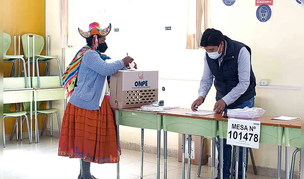 A votar. En el sur, simpatizantes fueron a votar a elecciones internas. Lo cuestionable es que lo hicieron por listas únicas. Foto: Juan Carlos Cisneros/ La República