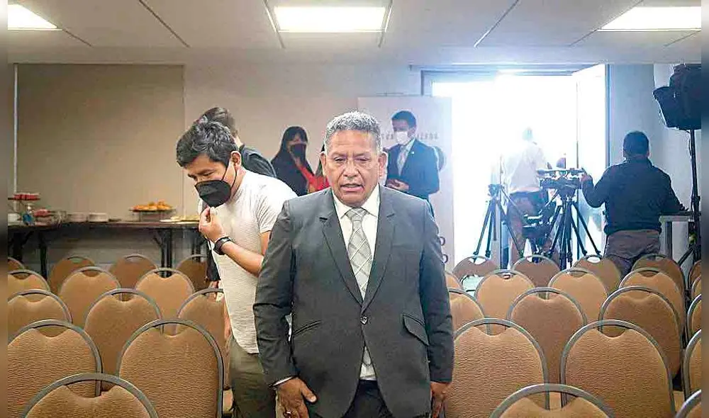 En la mira. Ricardo Medina es cuestionado por copiar trabajo. Foto: La República En la mira. Ricardo Medina es cuestionado por copiar trabajo. Foto: La República