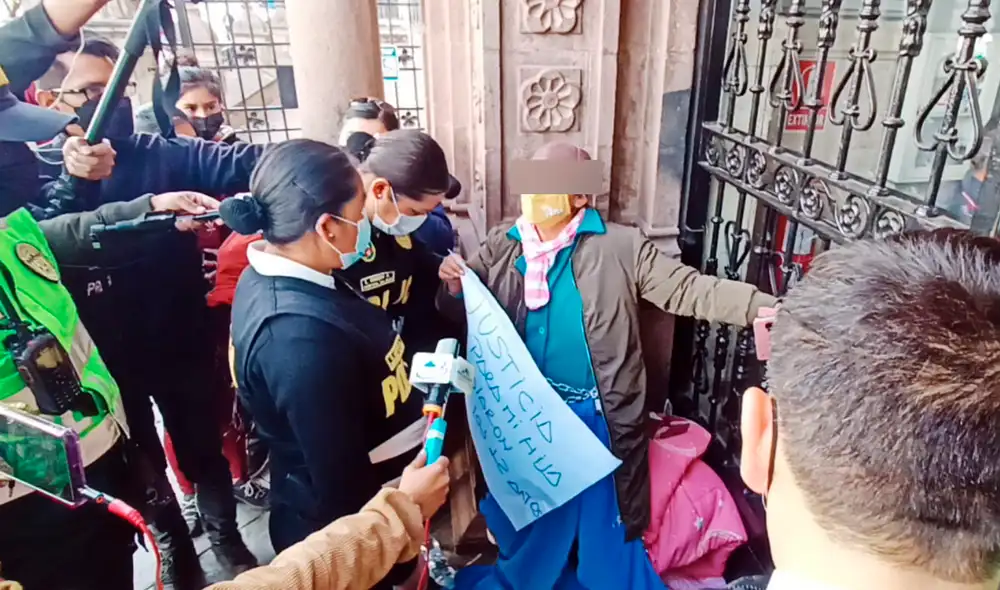 Madre está encadenada desde hace varias horas. Foto: Alexander Flores/ URPI Madre está encadenada desde hace varias horas. Foto: Alexander Flores/ URPI