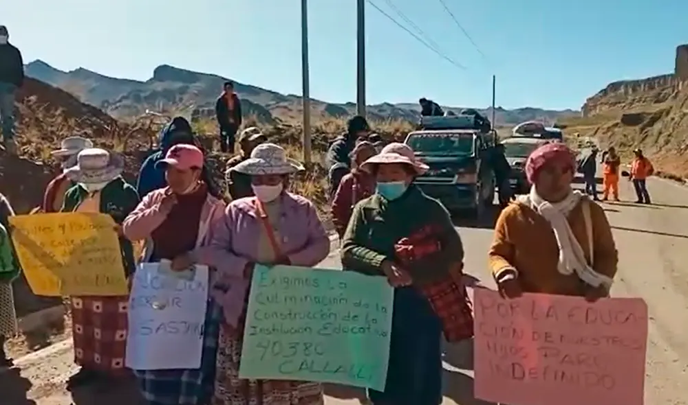 Carretera se encuentra bloqueada con montículos de tierra. Foto: Fidel Ancco Carretera se encuentra bloqueada con montículos de tierra. Foto: Fidel Ancco